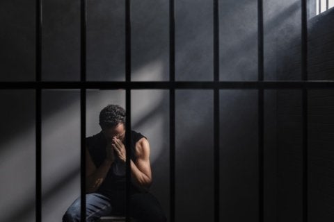 Senado analisa projeto que altera penas e regimes de cumprimento para líderes de organizações criminosas e adolescentes infratores - Foto: Freepik