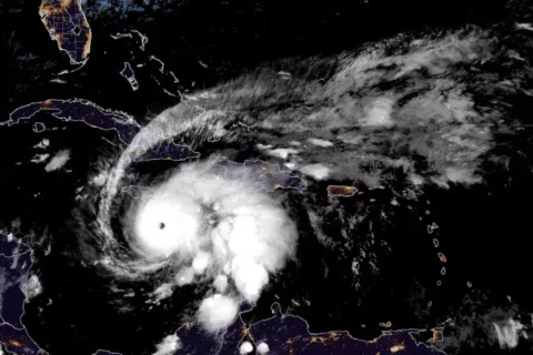 Moradores caminham entre escombros após passagem do furacão Melissa pela Jamaica - Foto: CIRA/NOAA