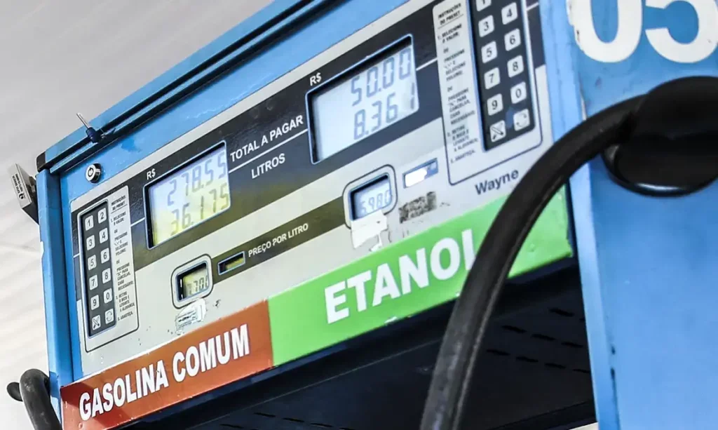 Redução no preço da gasolina começa a valer nesta terça-feira (21) em todo o país - Foto: José Cruz/Agência Brasil