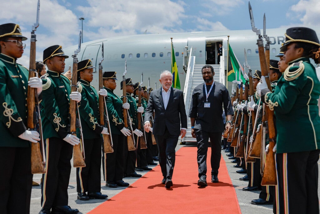 Presidente da República, Luiz Inácio Lula da Silva, durante a chegada a Joanesburgo. Aeroporto Internacional O.R. Tambo – Joanesburgo (África do Sul)