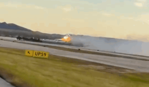 Equipes de resgate atuam entre destroços e incêndios após a queda do avião cargueiro da UPS em Louisville, nos Estados Unidos - Foto: Reprodução/ Redes Sociais