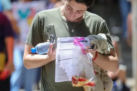 Candidatos chegam aos locais de prova para o segundo dia do Enem 2025 - Foto: Fabio Rodrigues-Pozzebom/ Agência Brasil