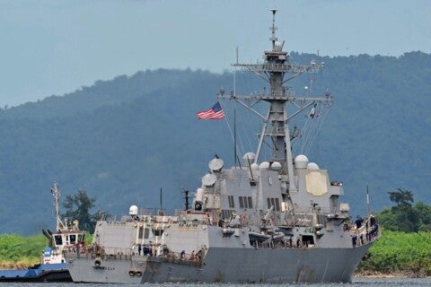 Senadores norte-americanos votam resolução que buscava restringir poderes de Donald Trump para autorizar ações militares contra a Venezuela - Foto: X @newsandufology