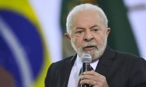 Presidente Lula assina mensagens que criam novos cargos no MEC durante cerimônia da Ordem do Mérito Educativo - Foto: Marcelo Camargo/Agência Brasil