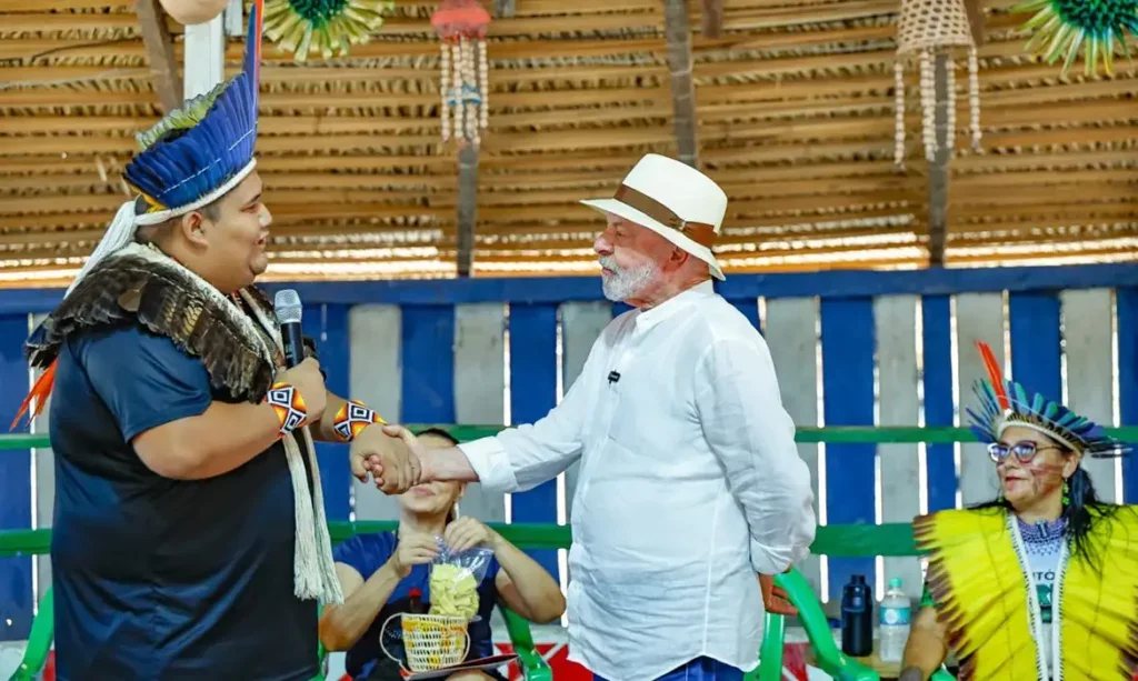 Lula conversa com moradores da comunidade do Jamaraquá, na Floresta Nacional do Tapajós, durante agenda prévia à COP30 - Foto: Ricardo Stuckert/PR