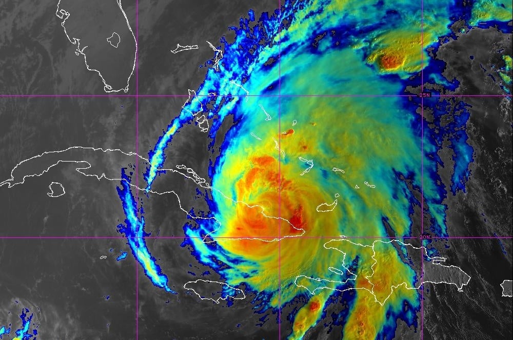 Moradores removem escombros após passagem do furacão Melissa pela Jamaica, que registrou 32 mortes - Foto: Facebook / NOAA NWS National Hurricane Center