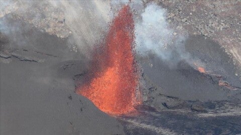 Vulcão Semeru, em Java Oriental, entrou em alerta máximo após novas erupções - Foto: Anadolu English