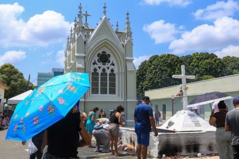 Movimento intenso de visitantes marcou o Dia de Finados nos cemitérios municipais de Manaus - Foto: João Viana/Semcom