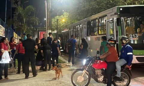 Equipes de resgate atuam em colisão entre micro-ônibus e ônibus na avenida Rodrigo Otávio, em Manaus - Foto: Reprodução/ Whatsapp