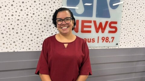 Isabel Souza em entrevista à Jovem Pan News Manaus, destacando sua trajetória e incentivo à ciência - Foto: Haliandro Furtado / Jovem Pan News Manaus