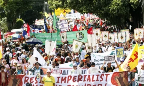 Manifestantes caminham pelas ruas de Belém durante a Marcha pelo Clima, realizada no sábado (15), durante a COP30 - Foto: Bruno Peres/Agência Brasil
