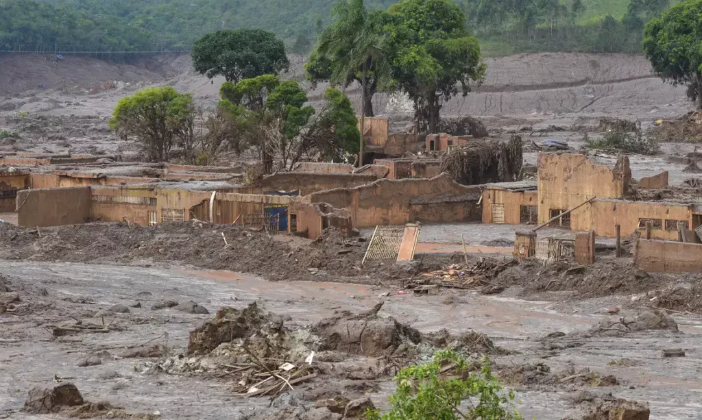 Moradores de Bento Rodrigues, comunidade destruída pelo rompimento da barragem do Fundão, participam de reunião sobre reassentamento e justiça - Foto: Antonio Cruz/ Agência Brasil