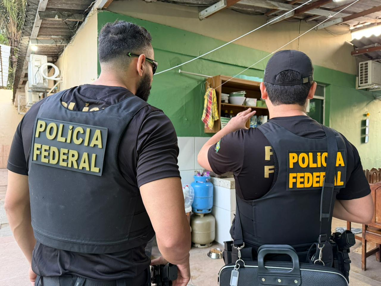 Policiais federais cumprem mandados durante a Operação Roque, em Manaus - Foto: Polícia Federal/ FICCO/AM