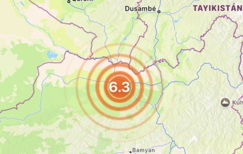 Equipes de resgate buscam sobreviventes entre os escombros após terremoto que atingiu o norte do Afeganistão - Foto: Reprodução/Sky Alert