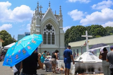 Movimento intenso de visitantes marcou o Dia de Finados nos cemitérios municipais de Manaus - Foto: João Viana/Semcom