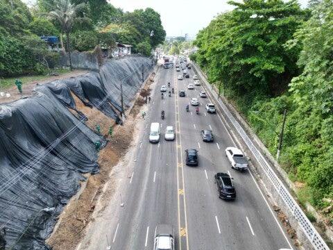 Aplicação de geomanta reforça taludes na avenida Mário Ypiranga, no Parque 10 - Foto: Márcio Melo/ Seminf