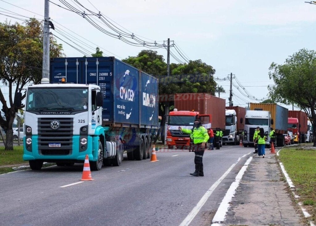 Caminhões são fiscalizados durante operação do IMMU na zona Sul de Manaus - Foto: Divulgação/ Assessoria de Comunicação