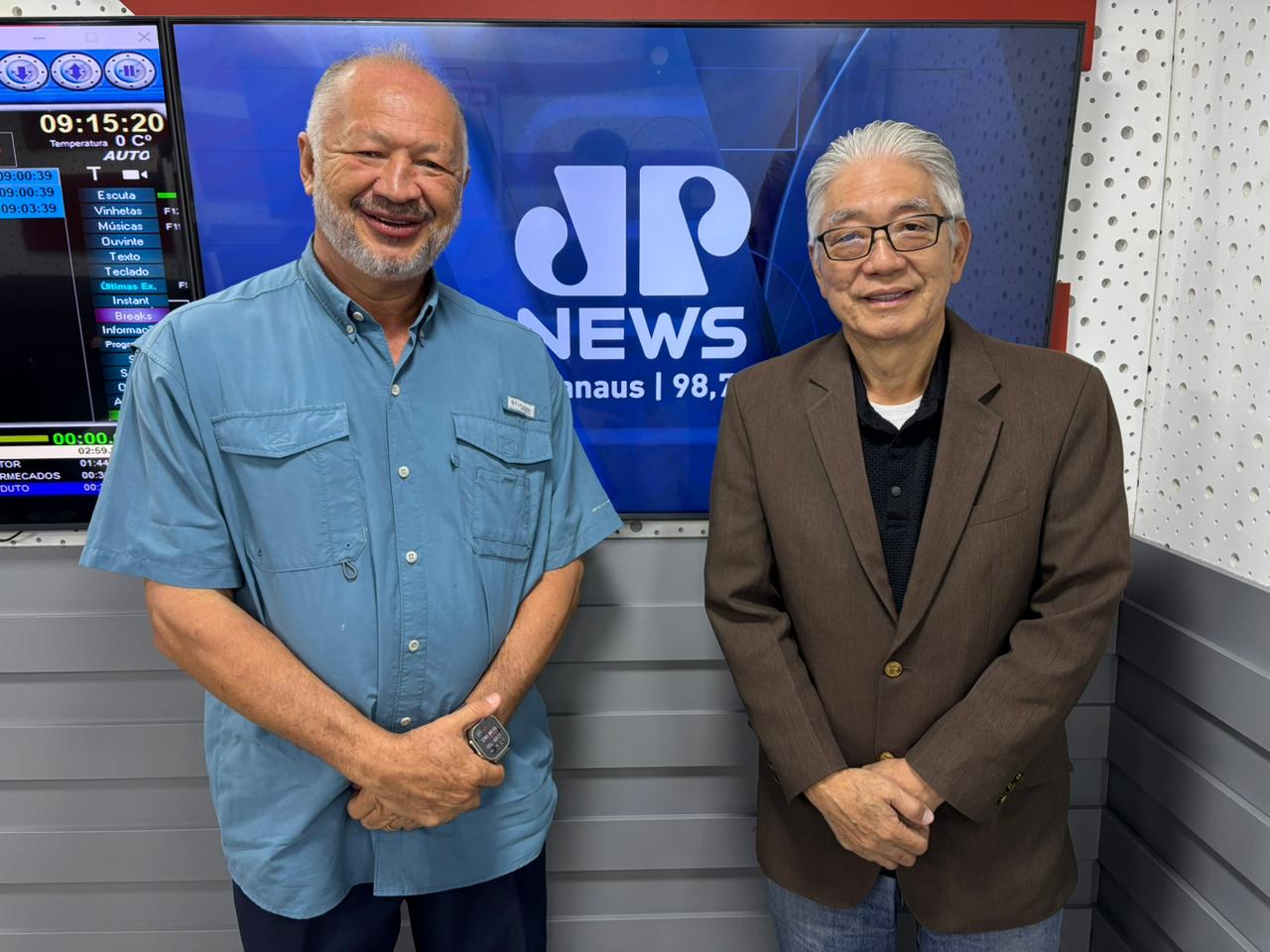 Apresentador Massmi Miki e Cláudio Decares - Foto: Haliandro Furtado/ Jovem Pan News Manaus