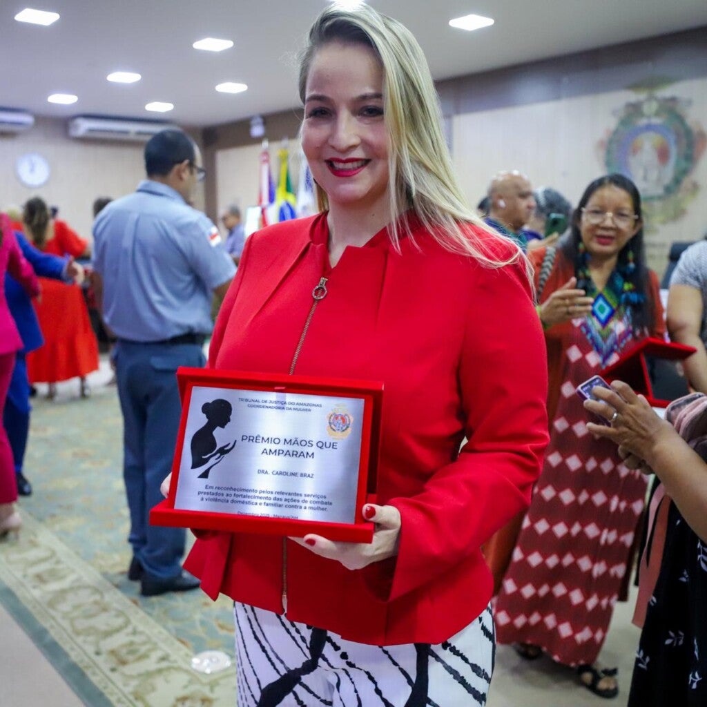 Defensora pública Caroline da Silva Braz, coordenadora do Núcleo de Defesa da Mulher (Nudem), durante a cerimônia do Prêmio “Mãos que Amparam”, no Tribunal de Justiça do Amazonas.- Foto: Luiz Felipe/DPE-AM